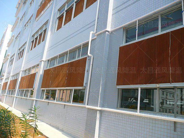 生產(chǎn)車(chē)間該如何降溫？使用水簾降溫